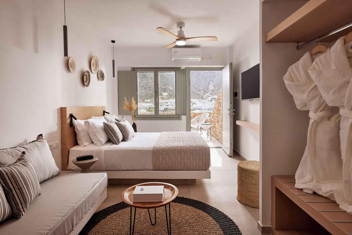 Deluxe suite, uitzicht op zee | 1 slaapkamer, luxe beddengoed, een minibar, een kluis op de kamer