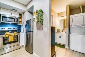 Kylskåp, mikrovågsugn, ugn och spishäll