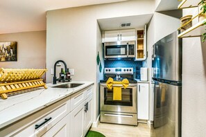Fridge, microwave, oven, stovetop - Cozy Studio in ATX - Sleeps 3  (Austin)