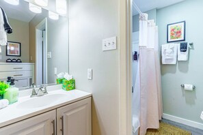 Hårføner, håndklær, såpe og sjampo