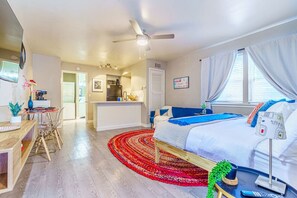 Safe på rommet, skrivebord, strykejern/-brett og reiseseng for barn