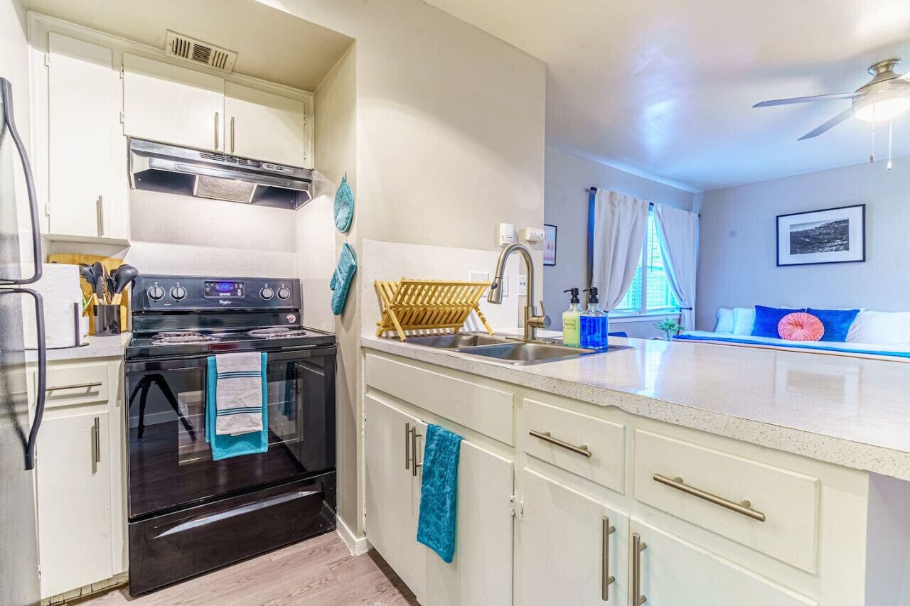 Refrigerador, microondas, horno y parrilla de estufa 