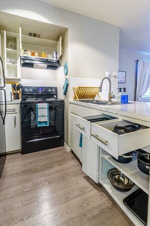 Kjøleskap, mikrobølgeovn, ovn og kokeplater