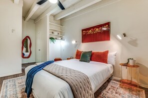 1 makuuhuone, tallelokero huoneessa, työpöytä, silitysrauta/-lauta