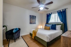 1 Schlafzimmer, Zimmersafe, Schreibtisch, Bügeleisen/Bügelbrett