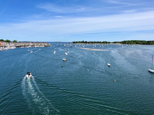 Smoke FREE Studio- walk to beaches, downtown! 5 min drive to Historic Salem!
