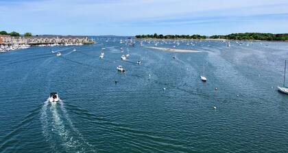 Smoke FREE Studio- walk to beaches, downtown! 5 min drive to Historic Salem!