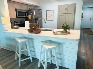 冷蔵庫、電子レンジ、オーブン、コンロ