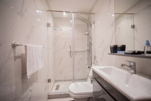 Sèche-cheveux, serviettes fournies, savon, shampoing