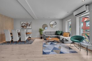 Căn hộ Premium, 3 phòng ngủ, ban công, quang cảnh thành phố | Khu phòng khách | TV màn hình phẳng, Netflix, dịch vụ stream 