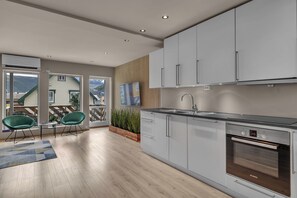 Premium-huoneisto, 3 makuuhuonetta, parveke, kaupunkinäköala | Yksityinen keittiö | Täysikokoinen jääkaappi, mikroaaltouuni, uuni, liesi