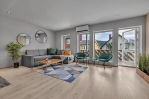 Appartement Premium, 3 chambres, balcon, vue ville | Coin séjour | Télévision à écran plat, Netflix, services de streaming