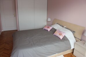 2 bedrooms, iron/ironing board, WiFi, bed sheets