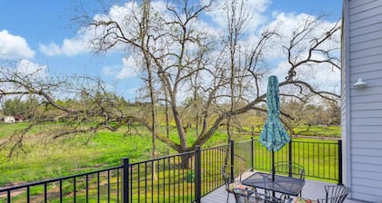 Lakeside Vineyard Retreat