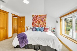 5 bedrooms, desk, iron/ironing board, travel crib