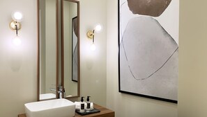 Apartamento de diseño, 2 habitaciones | Baño | Artículos de higiene personal gratuitos, secador de pelo y toallas