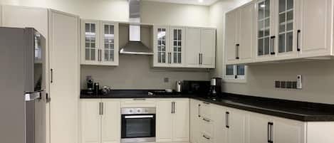 Departamento de diseñador, 2 habitaciones | Cocina privada | Tetera eléctrica