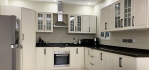 Apartamento de diseño, 2 habitaciones | Cocina privada | Hervidor eléctrico