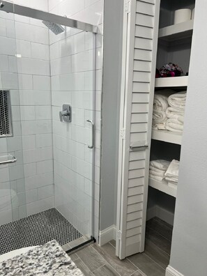 Dusche, Haartrockner, Handtücher, Seife
