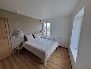 6 bedrooms, travel cot, WiFi, bed sheets - L'écho des vagues: Large stone house between land and sea. (Longues-sur-Mer)