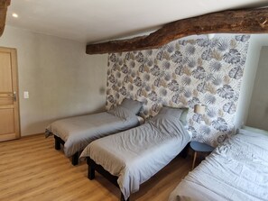 6 室のベッドルーム、旅行用ベビーベッド、WiFi、ベッドシーツ