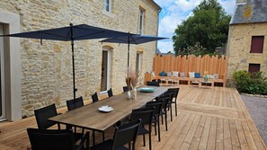 Outdoor dining - L'écho des vagues: Large stone house between land and sea. (Longues-sur-Mer)