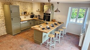 Fridge, microwave, oven, stovetop - L'écho des vagues: Large stone house between land and sea. (Longues-sur-Mer)