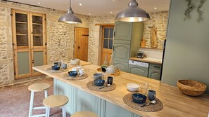 Fridge, microwave, oven, stovetop - L'écho des vagues: Large stone house between land and sea. (Longues-sur-Mer)