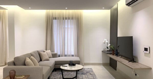 Design-Apartment, 3 Schlafzimmer | Wohnbereich | Flachbildfernseher