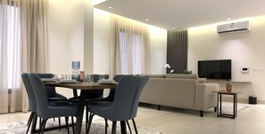 Design-Apartment, 3 Schlafzimmer | Wohnbereich | Flachbildfernseher