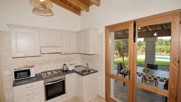 Frigorifero, microonde, forno, piano cottura