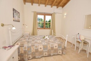 2 habitaciones, tabla de planchar con plancha y cuna de viaje 