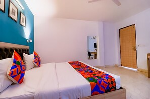 Desk, soundproofing, free WiFi - Roomshala 173 Hotel Royal Inn (New Delhi)