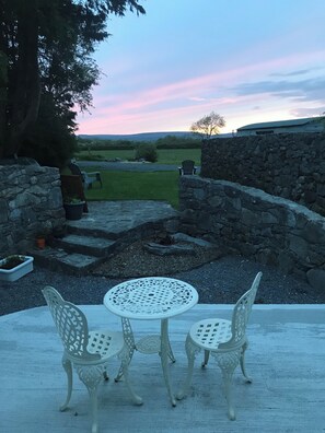 Outdoor dining - The Burren Barn.
Edge of The Burren, adjacent to The Wild Atlantic Way! (Tubber)