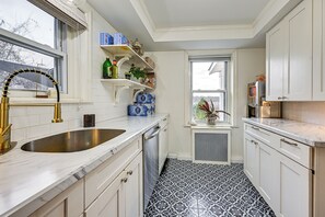 House (2 Bedrooms) | Interior - Welcoming Glen Cove Home ~ 1 Mi to Public Beach! (Glen Cove)