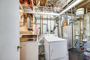 House (2 Bedrooms) | Interior - Welcoming Glen Cove Home ~ 1 Mi to Public Beach! (Glen Cove)