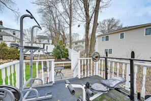 House (2 Bedrooms) | Interior - Welcoming Glen Cove Home ~ 1 Mi to Public Beach! (Glen Cove)