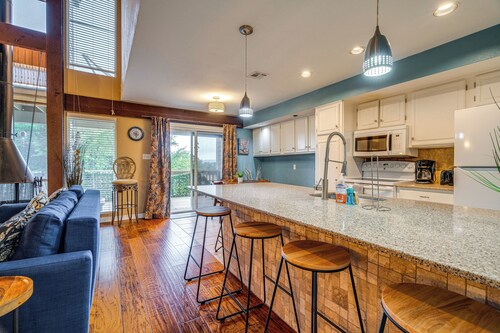 On Golf Course! Resort-style Lago Vista Retreat