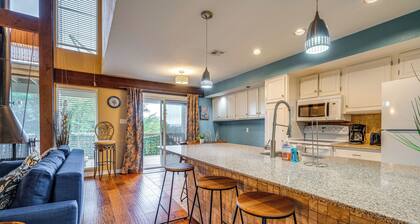 On Golf Course! Resort-style Lago Vista Retreat
