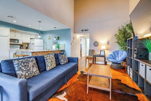 On Golf Course! Resort-style Lago Vista Retreat