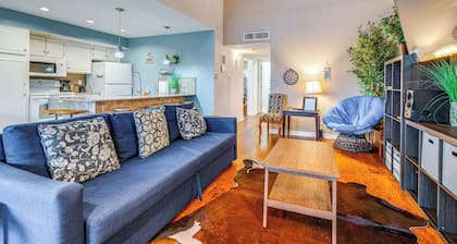 On Golf Course! Resort-style Lago Vista Retreat