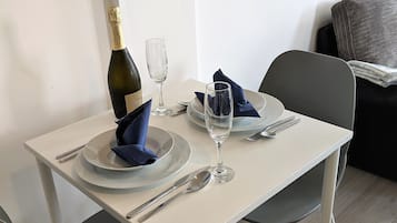 Großer Kühlschrank, Mikrowelle, Ofen, Geschirrspüler