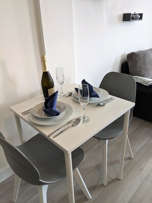 Full-sized fridge, microwave, oven, dishwasher - Central Garden Apartments Liverpool (Liverpool)