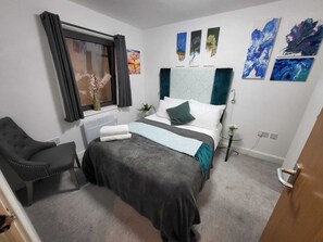 1 bedroom, desk, blackout curtains, free WiFi - Central Garden Apartments Liverpool (Liverpool)