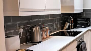 Business-Apartment | Eigene Küche | Großer Kühlschrank, Mikrowelle, Ofen, Geschirrspüler