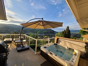 Terrace/patio - Lake views beautiful 4 bedroom , 2 living rooms home with hot tub.  (Vernon)