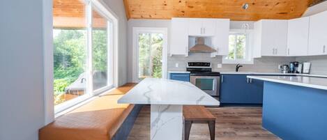 Kylskåp, ugn, spishäll och diskmaskin