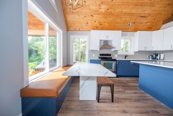 Fridge, oven, stovetop, dishwasher