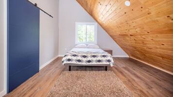 3 bedrooms, desk, WiFi, bed sheets