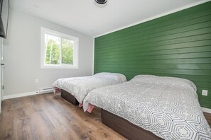 3 bedrooms, desk, WiFi, bed sheets